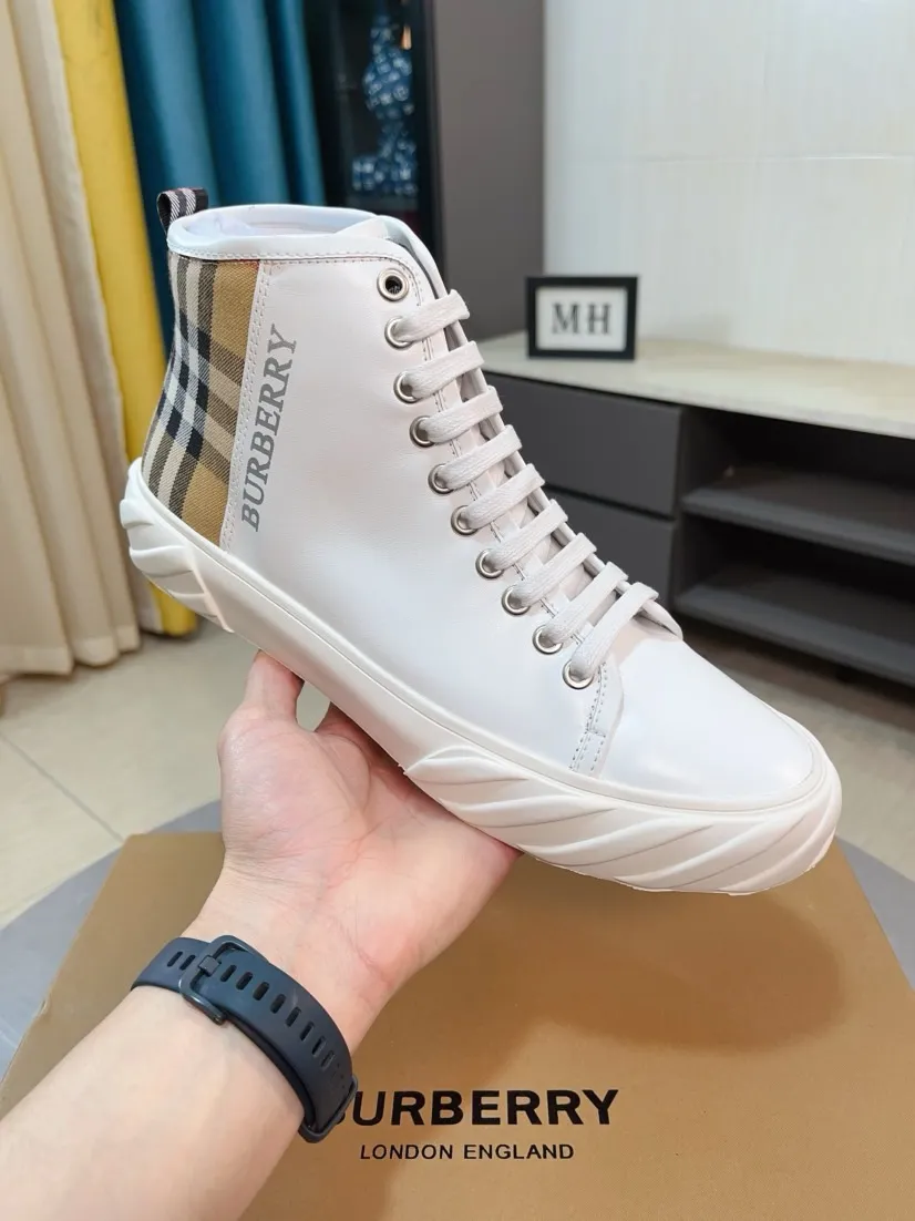 Men's shoes💰440🌹🌹"burberry" Burberry high-top original brand imported from Italy, selected cowhide with electric embroidered logo➕Genuine leather, breathable and comfortable (refuses to discolor and grind feet) Sole: non-slip rubber outsole, original quality, super comfortable Korean style shoes🏃 Men's shoe size: 38-44,